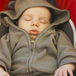 Recomiendan no dejar dormir a los bebés en asientos de coche